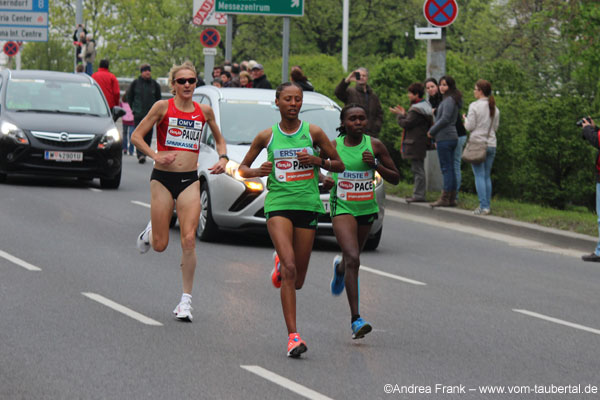 Weltrekordhalterin Paula Radcliffe im roten Trikot