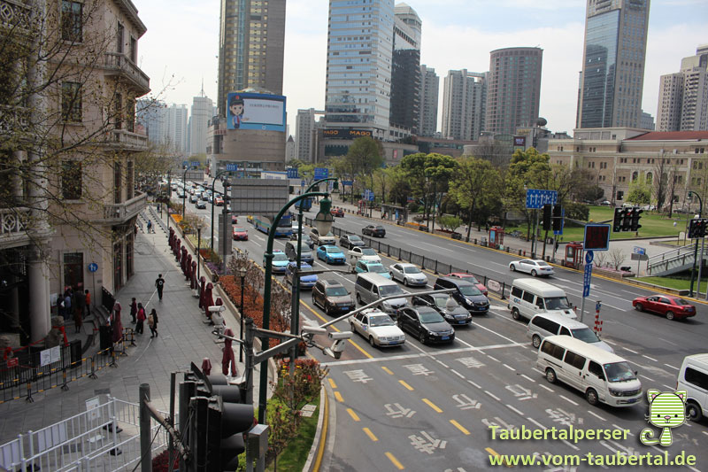 Taubertalperser, Shanghai, Verkehr, Moped, Metro, Bus, zu Fuß unterwegs